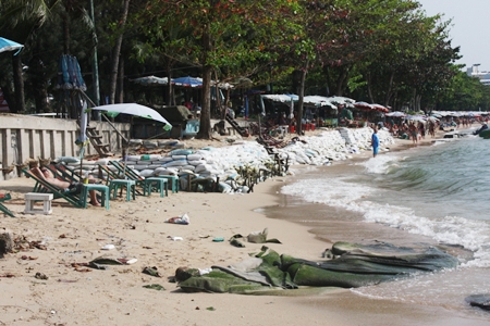 Whilst officials continue their debate on the best way to stop Pattaya Beach erosion, the erosion continues unabated.
